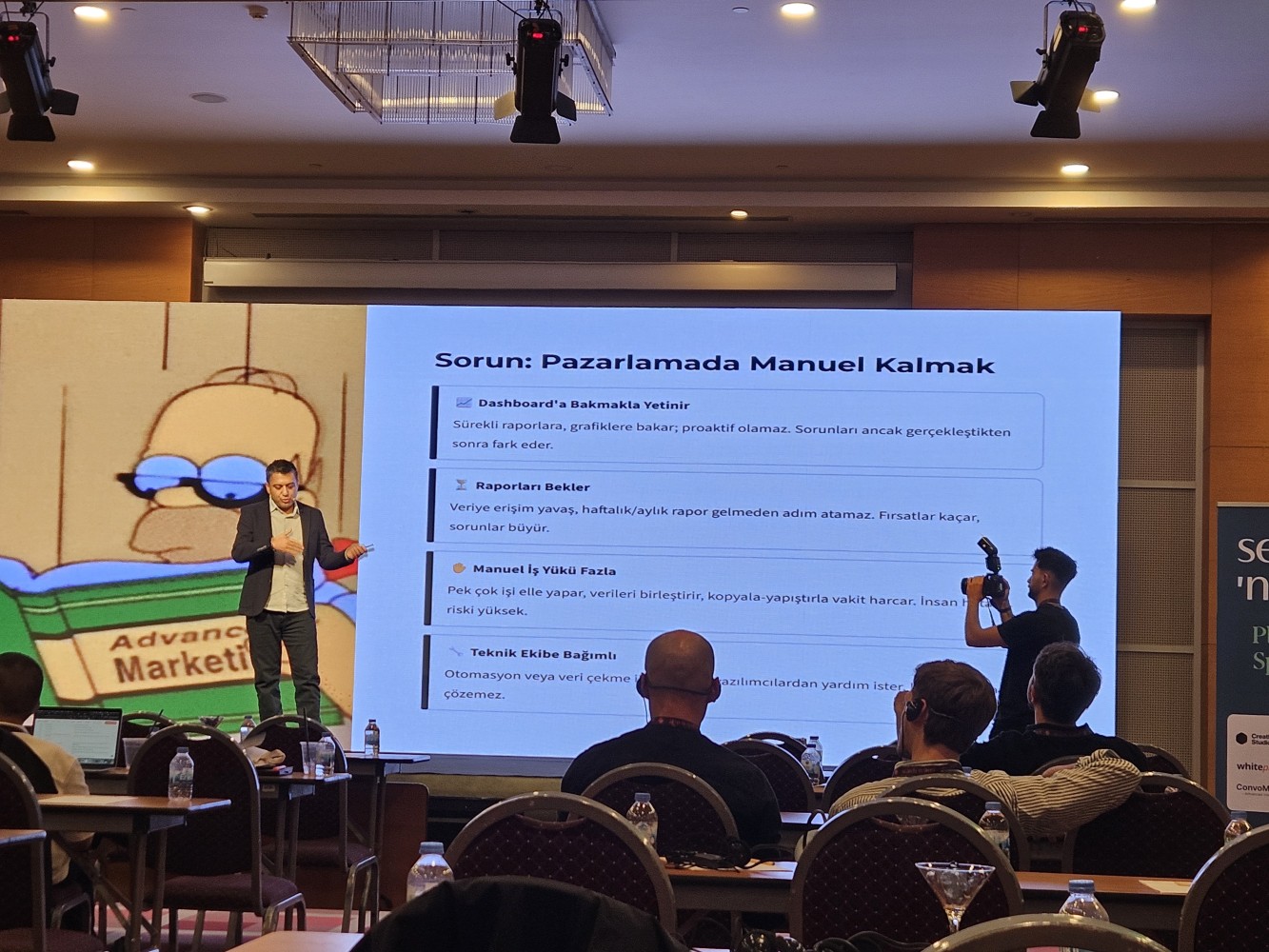 Onur Zeybek presenting SEO automation at Search ’n Stuff Antalya 2025
