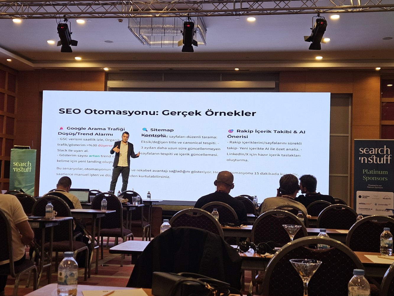 Onur Zeybek presenting examples of SEO automation at Search ’n Stuff Antalya 2025